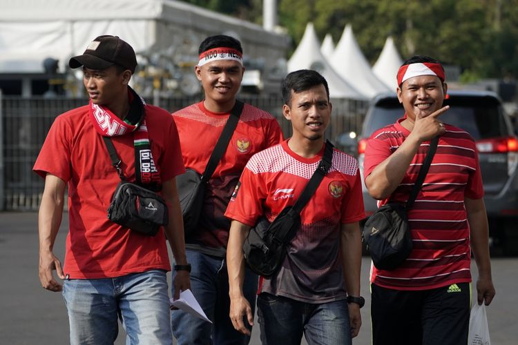Para suporter sudah menyemut ke Stadion Utama Gelora Bung Karno jelang Timnas U-19 Indonesia vs Jepang dalam perempat final Piala Asia U-19 2018, 28 Oktober 2018. 