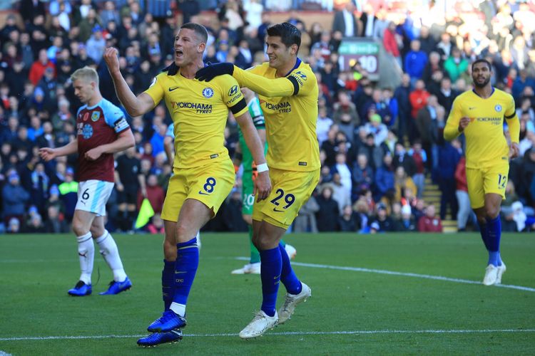 Alvaro Morata merayakan gol Ross Barkley pada laga Burnley vs Chelsea di Stadion Turf Moor dalam lanjutan Liga Inggris, 28 Oktober 2018. 