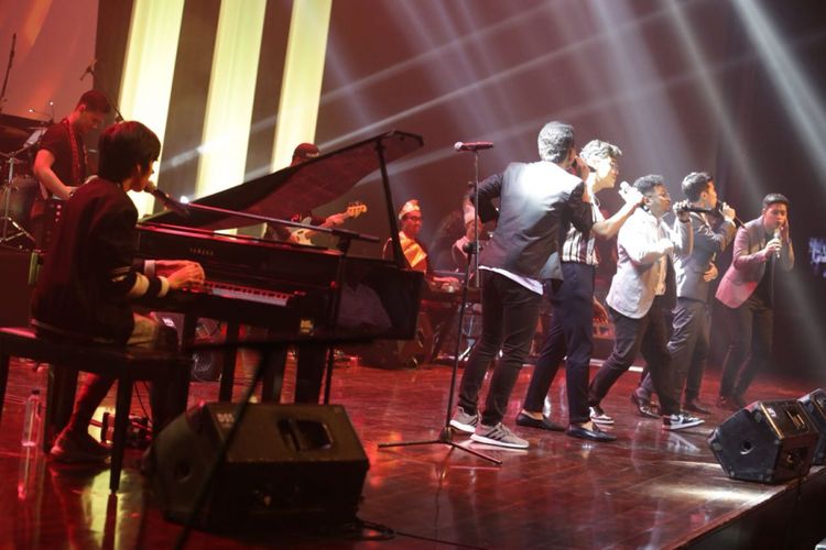 Chaseiro All Stars tampil di konser Dunia di Batas Senja yang digelar di Nusa Indah Theatre, Balai Kartini, Jakarta, Minggu (28/10/2018).