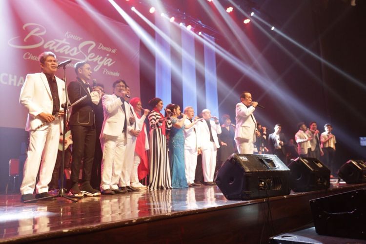 Para penampil di konser Dunia di Batas Senja yang digelar di Nusa Indah Theatre, Balai Kartini, Jakarta, Minggu (28/10/2018).