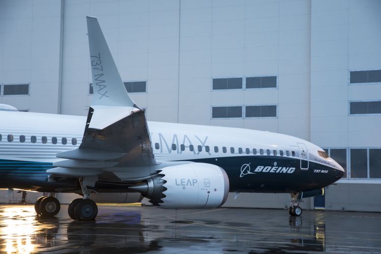 Pesawat pertama seri Boeing 737 MAX 8, diperlihatkan di pabrik perakitan di Renton, Washington, 8 Desember 2015. Pesawat ini merupakan seri terbaru dan populer dengan fitur mesin hemat bahan bakar dan desain sayap yang diperbaharui. *** Local Caption *** Pesawat pertama seri Boeing 737 MAX 8, diperlihatkan di pabrik perakitan di Renton, Washington, 8 Desember 2015. Pesawat ini merupakan seri terbaru dan populer dengan fitur mesin hemat bahan bakar dan desain sayap yang diperbaharui.