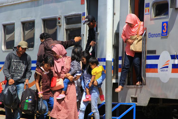 Para penumpang turun dari KRD Patas. Mulai 1 November 2018, operasional KRD Patas dihentikan. 