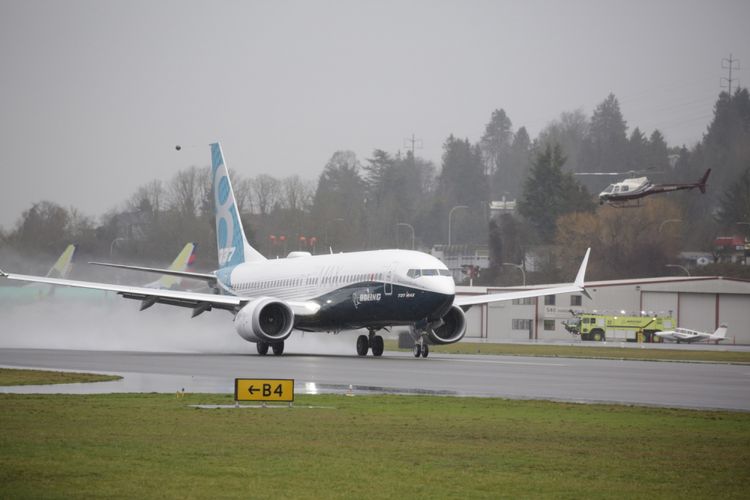 Pesawat generasi terbaru Boeing 737 MAX 8 saat terbang untuk pertama kalinya di Renton, Washington, Amerika Serikat, 29 Januari 2016. Pesawat ini merupakan seri terbaru serta populer dengan fitur mesin hemat bahan bakar dan desain sayap yang diperbaharui.