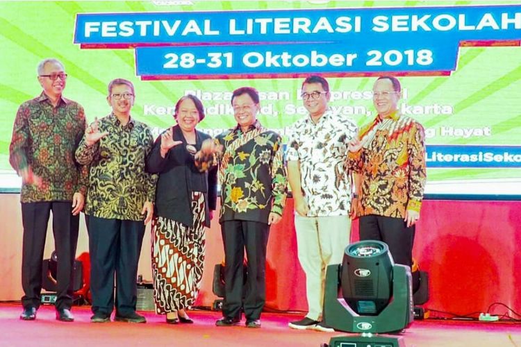 Memperingati Hari Sumpah Pemuda, Kementerian Pendidikan dan Kebudayaan membuka Festival Literasi Sekolah (FSL) 2018 di Gedung Kemendikbud, Jakarta (28/12/2018) dan akan diadakan mulai 28 hingga 31 Oktober 2018.