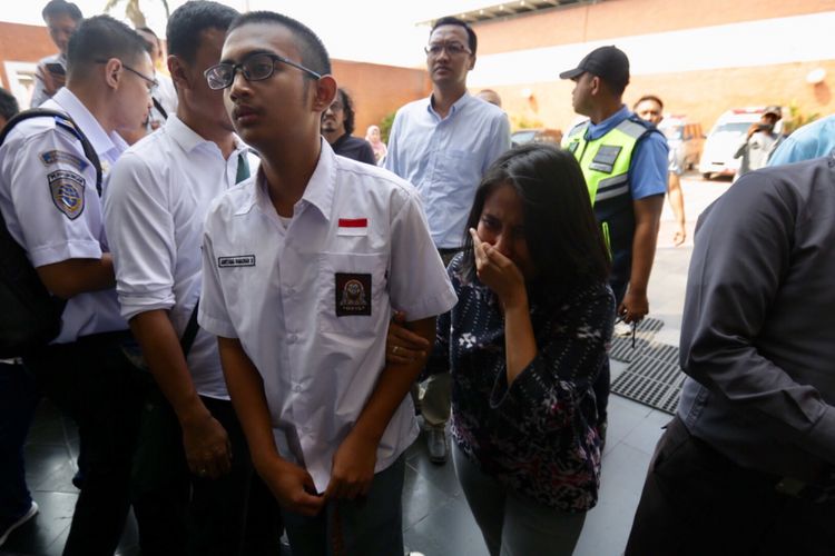 Isak tangis keluarga korban penumpang pesawat Lion Air JT 610  di Crisis Center, Bandara Soekarno Hhatta, Tangerang, Banten, Senin (29/10/2018). Pesawat Lion Air JT-610  tujuan Jakarta - Pangkal Pinang dipastikan jatuh di laut utara Karawang, Jawa Barat yang membawa 181 penumpang, terdiri dari 124 laki-laki, 54 perempuan, satu anak-anak dan 2 bayi.