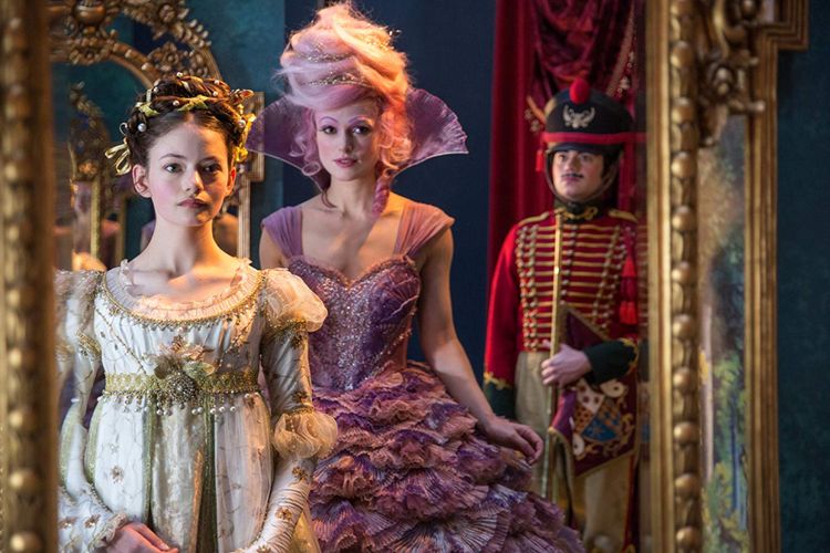 (Dari kiri) Aktris Mackenzie Foy (Clara) dan Keira Knightley (Sugar Plum) dalam film The Nutcracker and the Four Realms (2018).