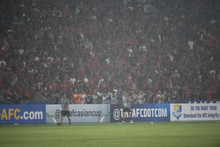 Hujan deras warnai laga Timnas U-19 Indonesia vs Jepang dalam perempat final Piala Asia U-19 2018 di Stadion Utama Gelora Bung Karno, 28 Oktober 2018. 
