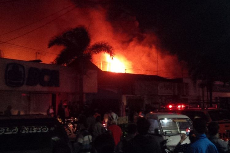 Api terlihat semakin besar membakar Pasar Legi Solo, Jawa Tengah, Senin (29/10/2018).