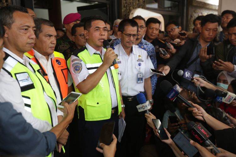 Kepala Otoritas Bandara Wilayah I  Bagus Sunjoyo memberikan keterangan pers terkait jatuhnya pesawat Lion Air JT-610 di Crisis Center Bandara Soekarno Hhatta, Tangerang, Banten, Senin (29/10/2018). Pesawat Lion Air JT-610 tujuan Jakarta - Pangkal Pinang dipastikan jatuh di laut utara Karawang, Jawa Barat yang membawa 181 penumpang, terdiri dari 124 laki-laki, 54 perempuan, satu anak-anak dan 2 bayi.