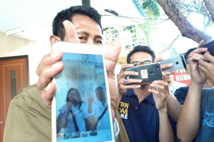 Titot Hendrito, Kerabat korban pesawat Lion mendatangi RS Polri, Kramatjati, Jakarta Timur untuk mencari informasi mengenai 3 kerabatnya yang menjadi korban