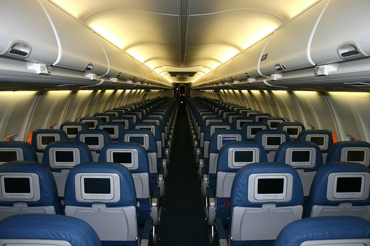 Lampu kabin di dalam pesawat meredup apabila pesawat hendak lepas landas atau mendarat.