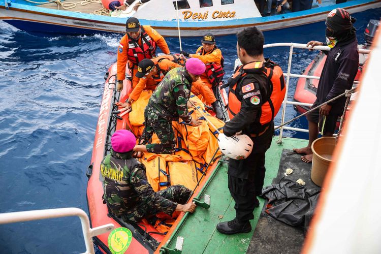 Petugas Basarnas mengangkat kantong jenasah yang berisi serpihan dan barang dari penumpang pesawat pascakecelakaan pesawat Lion Air JT 610 di perairan Karawang, Pantai Tanjung Pakis, Jawa Barat, Selasa (30/10/2018).