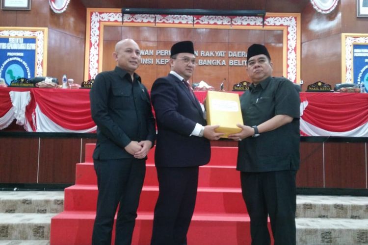 Pimpinan DPRD Kepulauan Bangka Belitung saat serah terima raperda wilayah pesisir dengan Gubernur Erzaldi Rosman, Selasa (30/10/2018).