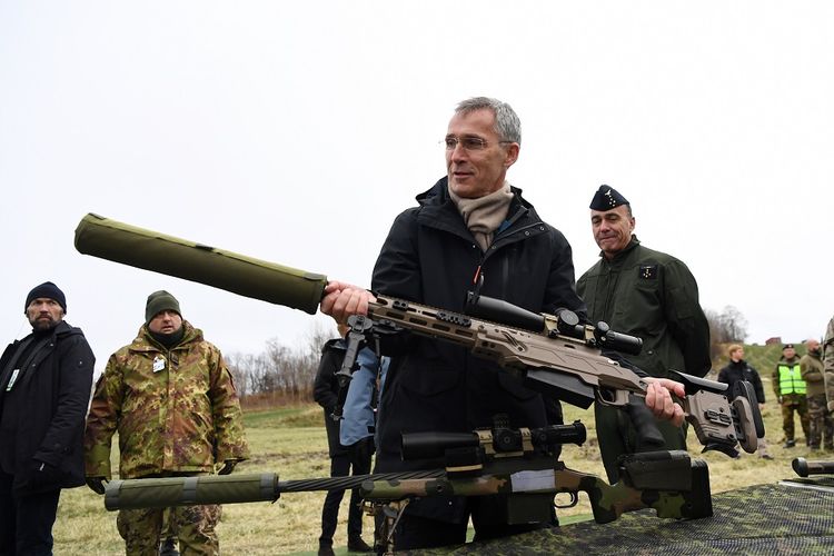 Sekretaris Jenderal NATO Jens Stoltenberg mengangkat senapan sniper Tac 50 Mac Milkan saat bertemu anggota pasukan Kanada yang ikut ambil bagian dalam latihan perang Trident Juncture di Trondheim, Norwegia, Selasa (30/10/2018). Trident Juncture disebut latihan perang terbesar yang digelar NATO sejak era Perang Dingin.