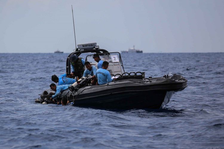 Petugas dari kesatuan komandan pasukan katak (Kopaska) melakukan patroli di lokasi kejadian jatuhnya pesawat Lion Air JT 610 di perairan Karawang, Pantai Tanjung Pakis, Jawa Barat, Selasa (30/10/2018).