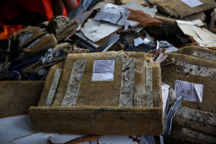 Serpihan dan barang dari penumpang pascakecelakaan pesawat Lion Air JT 610 di Kapal Basarnas di perairan Karawang, Pantai Tanjung Pakis, Jawa Barat, Selasa (30/10/2018).