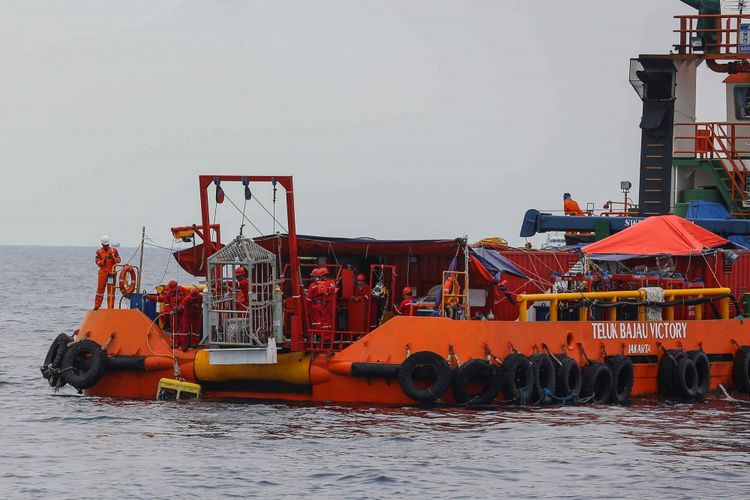 Petugas Basarnas melakukan patroli di lokasi kejadian jatuhnya pesawat Lion Air JT 610 di perairan Karawang, Pantai Tanjung Pakis, Jawa Barat, Selasa (30/10/2018).