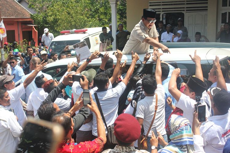 Prabowo Subiyanto menyalami pendukungnya usai ziarah ke makam Gubernur Soeryo di Kabupaten Magetan.