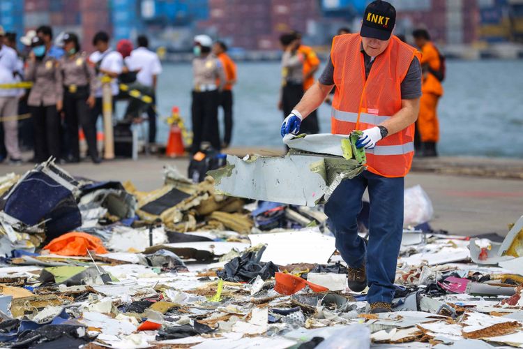 Tim dari Komite Nasional Keselamatan Transportasi melihat dan memilah barang-barang yang sudah dikumpulkan dari pesawat Lion Air JT 610 yang jatuh di perairan Karawang di JICT 2, Tanjung Priok, Jakarta Utara, Kamis (1/11/2018).