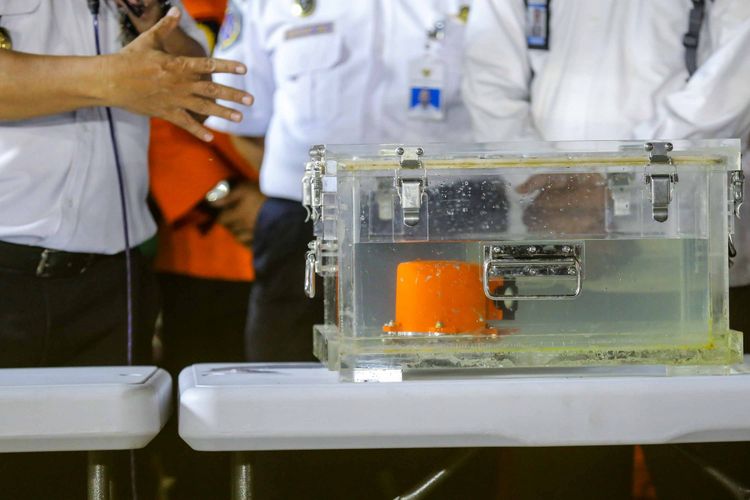 Menteri Perhubungan Budi Karya Sumadi dan Ketua KNKT Soerjanto Tjahjono saat memberikan keterangan pers penemuan Black box Lion Air JT 610 di Tanjung priuk JICT 2, Jakarta Utara, Kamis (1/11/2018). Black box ditemukan di lokasi berjarak 400 meter dari lokasi terakhir hilangnya Lion Air JT 610 dengan kedalaman 30 meter.