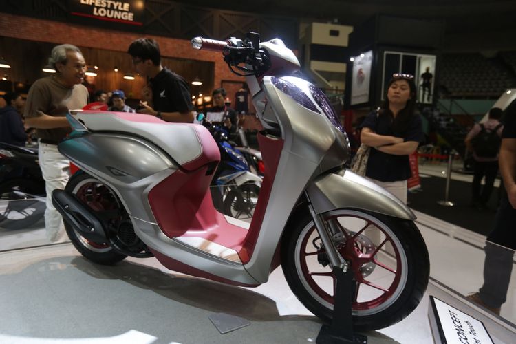 Honda skutik New Generation Scooter Concept Project G dipamerkan di acara pameran Indonesia Motorcycle Show (IMOS) 2018 di Jakarta Convention Centre, Jakarta, Kamis (1/11/2018). Pameran sepeda motor terbesar di Indonesia ini menghadirkan motor-motor keluaran baru dari berbagai merek, dan akan berlangsung hingga 4 November 2018.