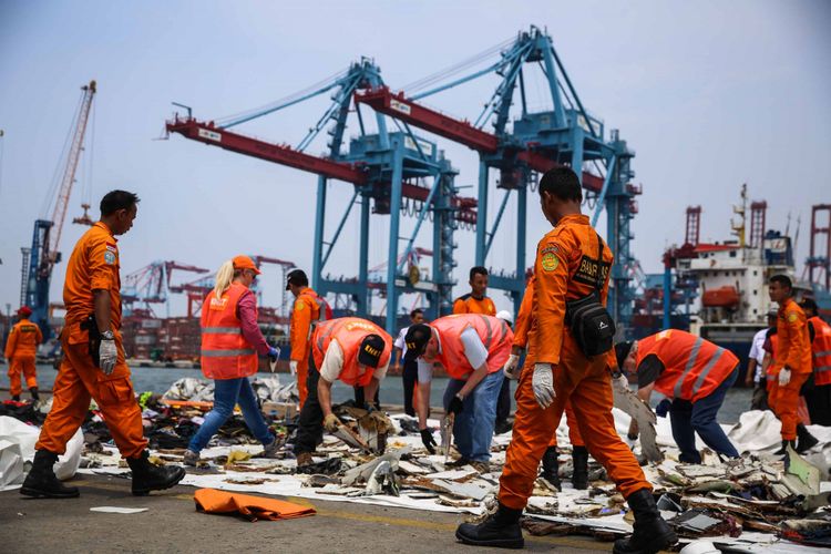 Tim dari Komite Nasional Keselamatan Transportasi melihat dan memilah barang-barang yang sudah dikumpulkan dari pesawat Lion Air JT 610 yang jatuh di perairan Karawang di JICT 2, Tanjung Priok, Jakarta Utara, Kamis (1/11/2018).Kompas.com