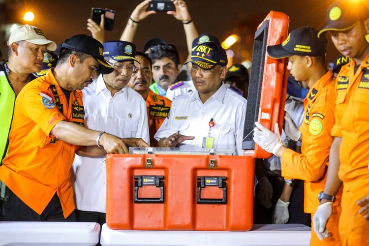 Menteri Perhubungan Budi Karya Sumadi dan Ketua KNKT Soerjanto Tjahjono saat memberikan keterangan pers penemuan Black box Lion Air JT 610 di Tanjung priuk JICT 2, Jakarta Utara, Kamis (1/11/2018). Black box ditemukan di lokasi berjarak 400 meter dari lokasi terakhir hilangnya Lion Air JT 610 dengan kedalaman 30 meter.