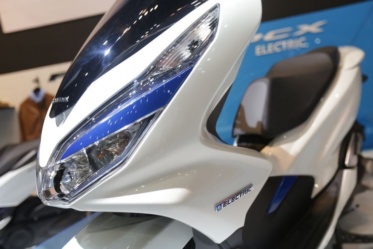 Honda PCX Listrik dipamerkan di acara pameran Indonesia Motorcycle Show (IMOS) 2018 di Jakarta Convention Centre, Jakarta, Kamis (1/11/2018). Pameran sepeda motor terbesar di Indonesia ini menghadirkan motor-motor keluaran baru dari berbagai merek, dan akan berlangsung hingga 4 November 2018.