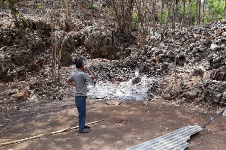 Warga Dusun Kayu Bimo, Desa Kemadang, Kecamatan Tanjungsari, Gunungkidul, menunjukkan lokasi pembakaran barang pelaku bunuh diri, Jumat (2/11/2018). 