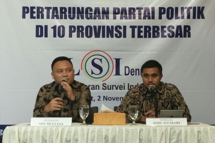 Tim pakar LSI Denny JA, Ade Mulyana dan Adjie Alfaraby, saat merilis hasil survei perolehan suara parpol di 10 provinsi terbesar, di Gedung Dua Rajawali, Jumat (2/11/2018). 