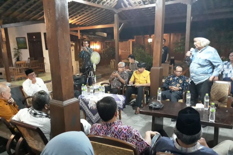 Menteri Agama Lukman Hakim Saifuddin seusai menghadiri diskusi dengan budayawan dan agamawan di Homestay Tembi, Timbulharjo, Sewon, Bantul,  Yogyakarta, Jumat (2/11/2018) malam. 