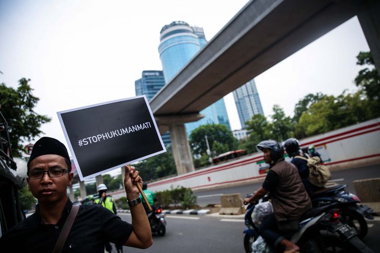 Massa dari Migrant Care menggelar aksi unjuk rasa pasca-eksekusi mati pekerja migran asal Majalengka, Jawa Barat, Tuti Tursilawati di depan Gedung Kedutaan Besar Kerajaan Arab Saudi, Jakarta, Jumat (2/11/2018). Pemerintah Arab Saudi melakukan eksekusi mati terhadap Tuti di Kota Taif, tanpa notifikasi atau pemberitahuan resmi kepada perwakilan Pemerintah Indonesia, baik pihak KBRI di Riyadh maupun KJRI di Jeddah.