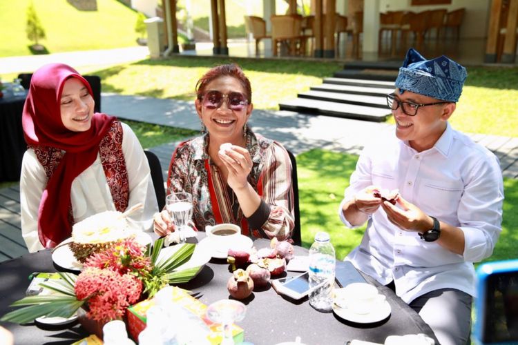 Menteri Susi Pudjiastuti dan Bupati Banyuwangi Abdullah Azwar Anas sedang menikmati durian pelangi Sabtu (3/11/2018)