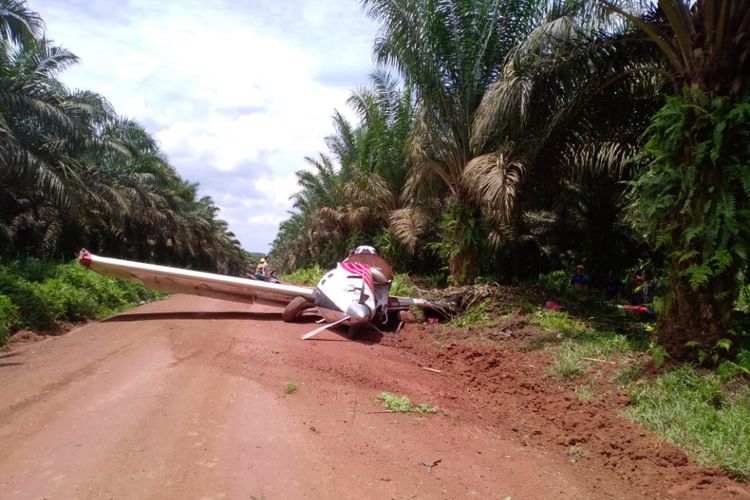 Pesawat jenis Thras milik PT Elang Nusantara Air yang jatuh di areal perkebunan kelapa sawit di Blok G-H 47 Cendana Estate, Dusun Carik, Desa Belaban, Kecamatan Marau, Kabupaten Ketapang, Kalimantan Barat, Sabtu (3/11/2018)