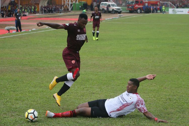 Duel PSM Makassar vs Persipura Jayapura tersaji di Stadion Andi Mattalata, Mattoangin, 4 November 2018. 