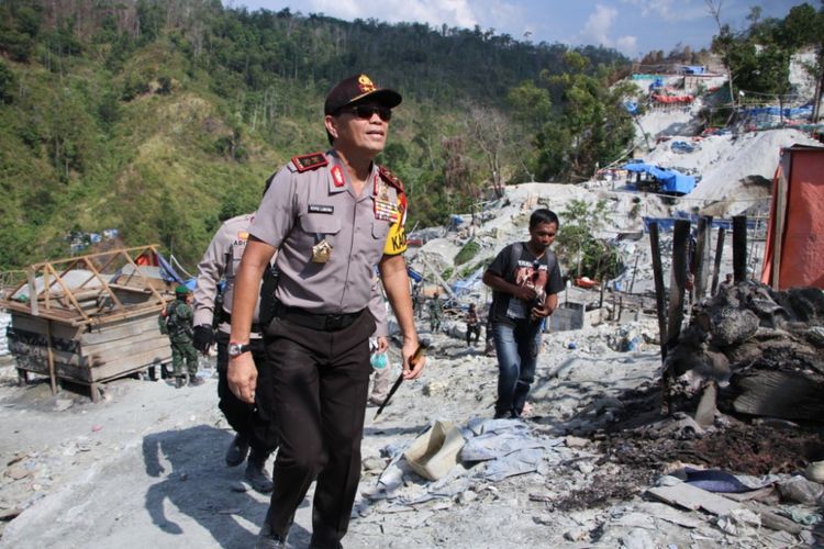 Kapolda Maluku Irjen Pol Royke Lumowa saat meninjau penertiban kawasan Gunung Botak pada pertengahan Oktober lalu. 