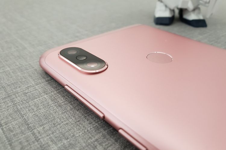 Redmi Note 6 Pro mengusung kamera ganda pada bagian punggung. Masing-masing lensa berukuran 12 megapiksel dan 5 megapiksel. 