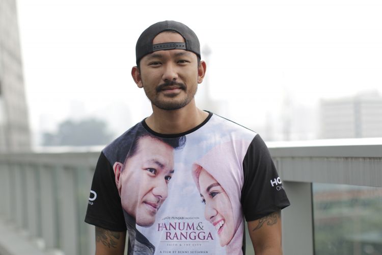 Aktor peran Rio Dewanto berpose setelah wawancara promo film Hanum dan Rangga di Menara Kompas Gramedia, Palmerah Selatan, Jakarta, Rabu (24/10/2018). Film ini diangkat dari novel laris Faith & The City.