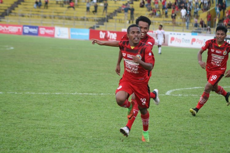 Abdurahman Lestaluhu melakukan selebrasi usai mencetak gol ke gawang Aceh United,  Minggu (4/11/2018) di Stadion H.  Agus Salim Padang