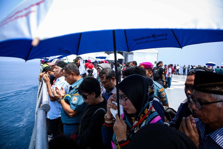 Keluarga penumpang Lion Air PK-LQP di KRI Banda Aceh 593 melaksanakan doa bersama dan tabur bunga di lokasi jatuhnya pesawat di sekitar perairan Tanjung Karawang, Jawa Barat, Selasa (6/11/2018).