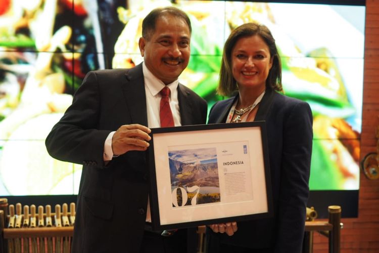 Menteri Pariwisata Arief Yahya menerima penghargaan Indonesia sebagai Top 10 Negara Terbaik Untuk Dikunjungi Tahun 2019 dari Lonely Planet, di booth Wonderful Indonesia saat World Travel Market (WTM) 2018 London, Selasa (6/11/2018).