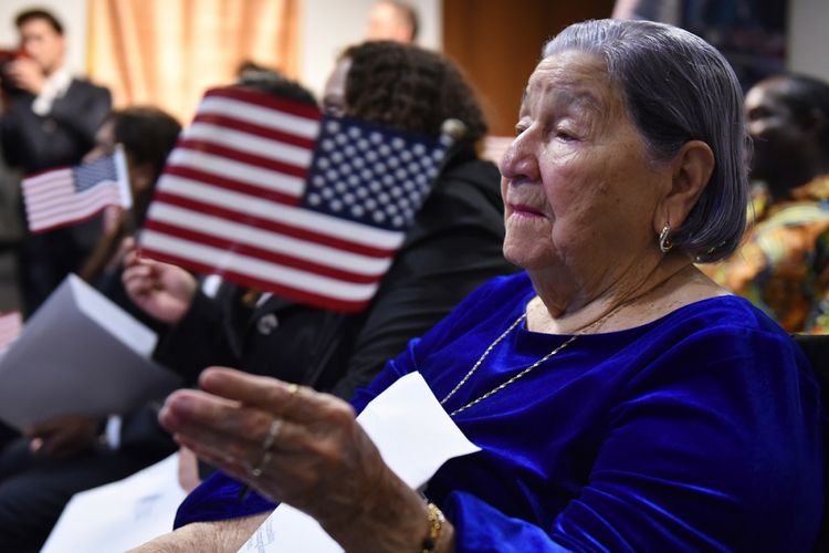 Maria Valles Bonilla, nenek berusia 106 tahun melambaikan bendera Amerika Serikat saat upacara naturalisasinya menjadi warga negara AS pada Selasa (6/11/2018).