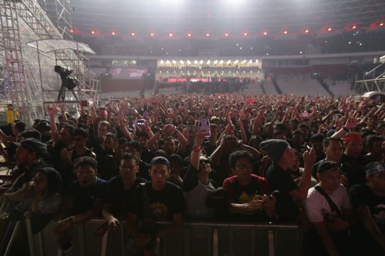 Sejumlah penonton memadati konser Guns N Roses yang bertajuk Not In This Lifetime di Gelora Bung Karno, Jakarta, Kamis (8/11/2018). Pada konser tersebut Guns N Roses diperkirakan akan membawakan sejumlah lagu andalannya salah satunya Welcome to The Jungle, Sweet Child O Mine dan lain-lain.
