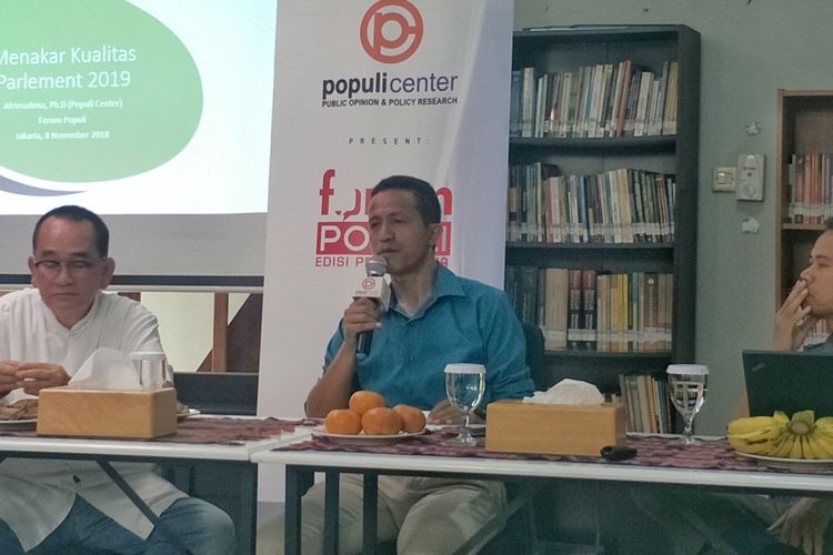 Peneliti Formappi Lucius Karus dalam sebuah diskusi di kantor Populi Center, Jakarta Barat, Kamis (8/11/2018).