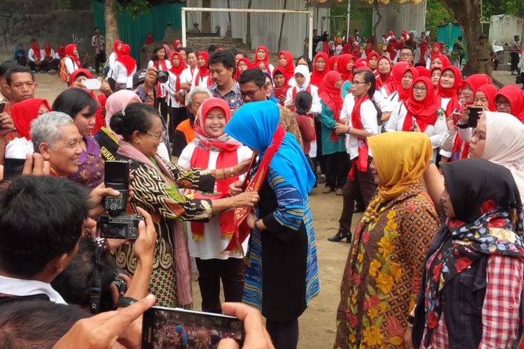 Menteri Pemberdayaan Perempuan dan Perlindungan Anak (PPPA), Yohana Susana Yembise mengukuhkan Srikandi sungai Indonesia di Kabupaten Klaten, Jawa Tengah, Kamis (8/11/2018). 