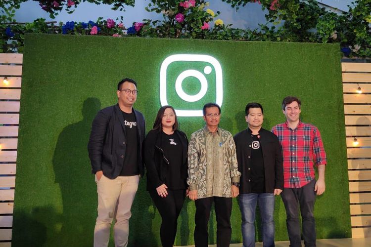 Dari kiri ke kanan: Ruben Hattari (Kepala Kebijakan Publik Facebook Indonesia), Casandra Aprilanda (VP Sales & Marketing Go-Food Festival), Nizam Waham (Plt. Direktur Ekonomi Digital), Ferdy Nandes (Head of Emerging Business & SMBs, Facebook & Instagram South East Asia), dan Mike Bronfin (Product Marketing Manager, Instagram Business Paltform) dalam acara konferensi pers Instagram Instamarket di Jakarta, Kamis (8/11/2018).