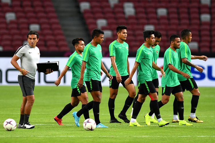 Pelatih timnas Indonesia Bima Sakti (kiri) memimpin jalannya latihan timnas Indonesia di Stadion Nasional, Singapura, Kamis (8/11/2018). Timnas Indonesia akan menjalani laga perdana penyisihan grub B Piala AFF 2018 melawan timnas Singapura di Stadion Nasional, Singapura pada Jumat 9 November 2018. 