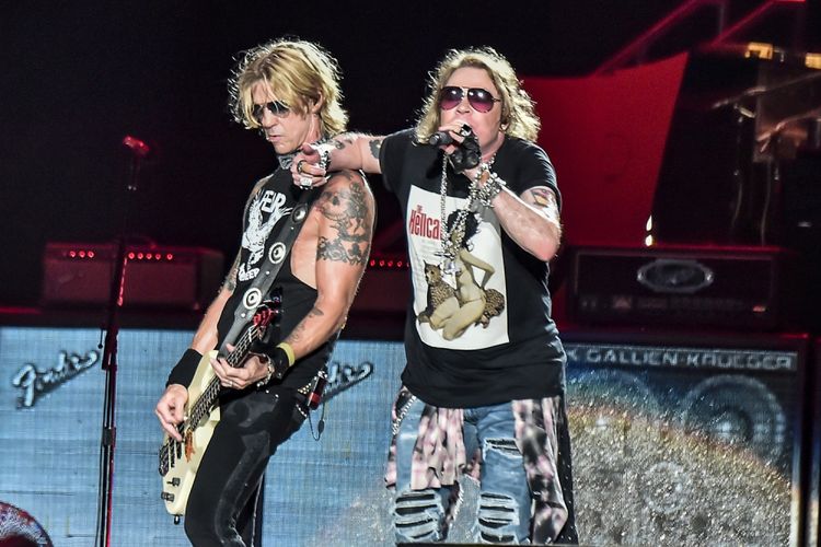 Vokalis Guns N Roses Axl Rose (kanan) dan Duff McKagan (kiri) beraksi para konsernya yang bertajuk Not In This Lifetime di Gelora Bung Karno, Jakarta, Kamis (8/11/2018). Pada konser tersebut Guns N Roses membawakan sejumlah lagu andalannya salah satunya Welcome to The Jungle. 