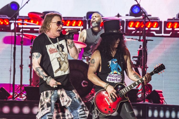 Vokalis Guns N Roses Axl Rose (kiri) dan gitaris Slash (kanan) beraksi para konsernya yang bertajuk Not In This Lifetime  di Gelora Bung Karno, Jakarta, Kamis (8/11/2018). Pada konser tersebut Guns N Roses membawakan sejumlah lagu andalannya salah satunya Welcome to The Jungle. 