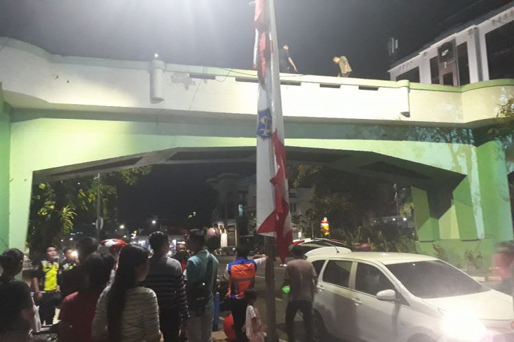 2 Orang Tewas Tersambar Kereta Saat Nonton Surabaya Membara Di
